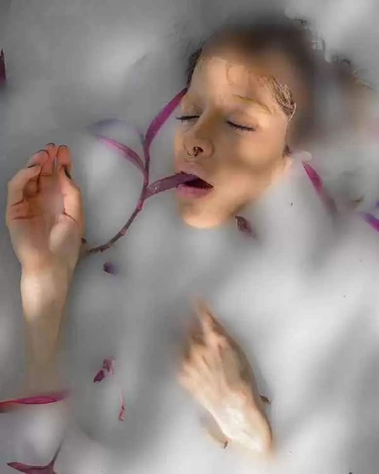 همسر جدید شهاب حسینی در وان شیری حمام کرده است.