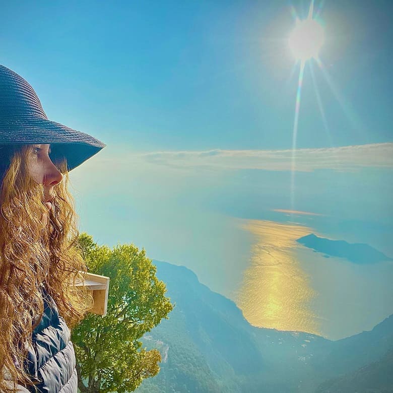 آنا نعمتی درارتفاع موهایش را افشان کرده است.