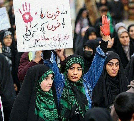 کولاک عکسی از ژست  و شعار عجیب یک زن در مراسم ۱۳ آبان/ عکس