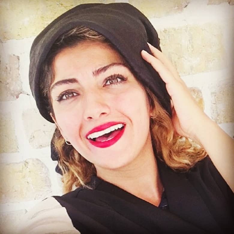 محیا دهقانی از ته دل خندیده است.