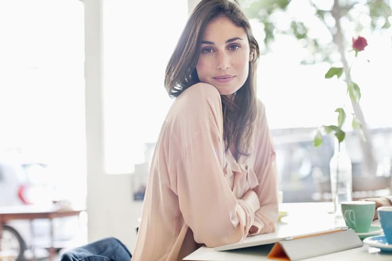 زنان با اعتماد به نفس و جذاب ویژگی‌های زیادی دارند.