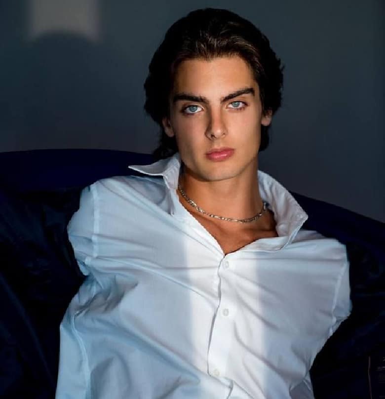 سام گوشه زیباترین مرد جهان است.