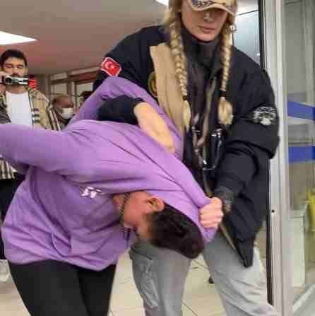 تصویر پربازدید از پلیس زن ترکیه و مامور دستگیری زن تروریست