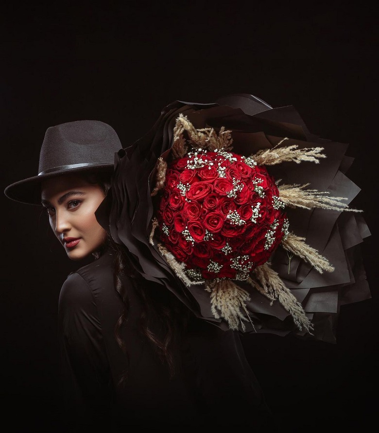 مریم مومن در هیبت دختر گل فروش دیده شده است.