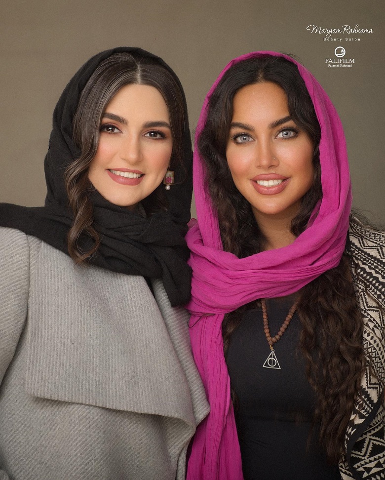 مریم شیرازی در کنار آرایشگر جذابش تیپ آنچنانی زده است.