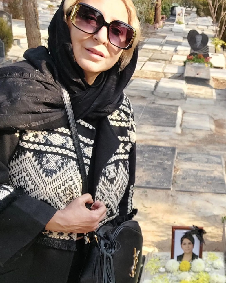 مرجانه گلچین بر سر مزار خواهرش رفته است. مرجانه گلچین بر سر مزار خواهرش رفته است.