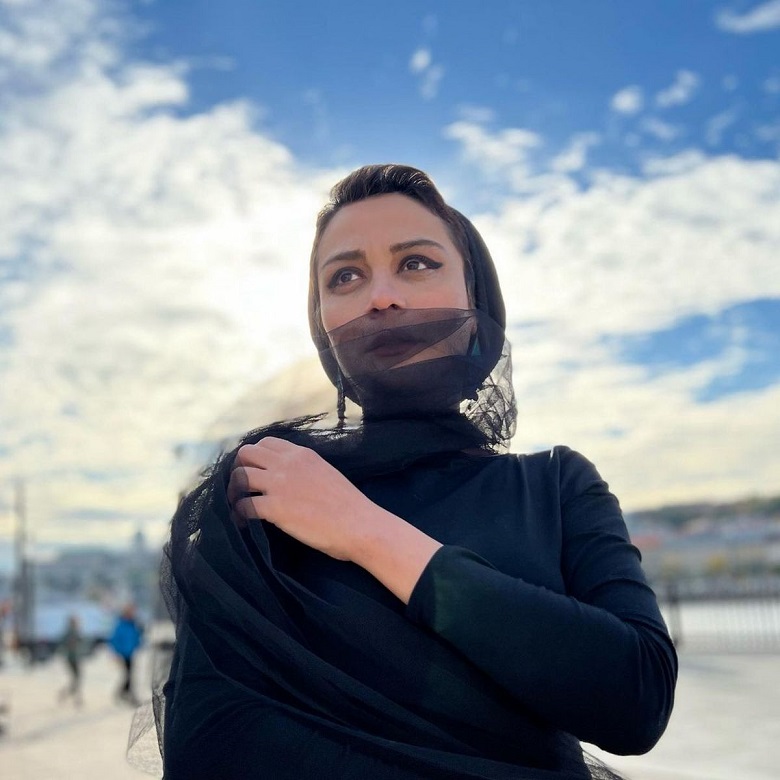 مارال فرجاد سیاه‌پوش شده است.