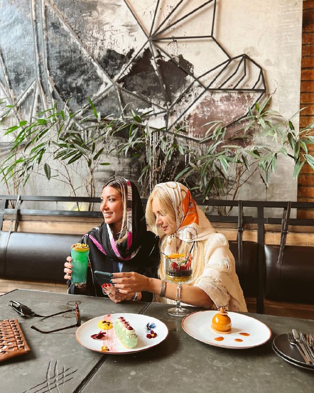 طاین عکس زن “بهرام رادان” همه کاربران را عصبانی کرد/ عکس 21 آذر 1401-09:59 3 782 خواندن این مطلب 1 دقیقه زمان میبرد این عکس زن "بهرام رادان" همه کاربران را عصبانی کرد/ عکس مینا مختاری همسر تازه بهرام رادان عکسی را به به تمام معنا بوی تبلیغات برندهای مختلف را دارد از خود به اشتراک گذاشت. به گزارش وقت صبح به نقل از رصد ورزشی، مینا مختاری بلاگر معروفی که به تازگی با بهرام رادان ازدواج کرده است در اینستاگرامش عکسی را از خود با تبلیغات مختلف برندهای خاص به اشتراک گذاشت که کاربران را عصبانی کرد. طاین عکس زن “بهرام رادان” همه کاربران را عصبانی کرد/ عکس 21 آذر 1401-09:59 3 782 خواندن این مطلب 1 دقیقه زمان میبرد این عکس زن "بهرام رادان" همه کاربران را عصبانی کرد/ عکس مینا مختاری همسر تازه بهرام رادان عکسی را به به تمام معنا بوی تبلیغات برندهای مختلف را دارد از خود به اشتراک گذاشت. به گزارش وقت صبح به نقل از رصد ورزشی، مینا مختاری بلاگر معروفی که به تازگی با بهرام رادان ازدواج کرده است در اینستاگرامش عکسی را از خود با تبلیغات مختلف برندهای خاص به اشتراک گذاشت که کاربران را عصبانی کرد.