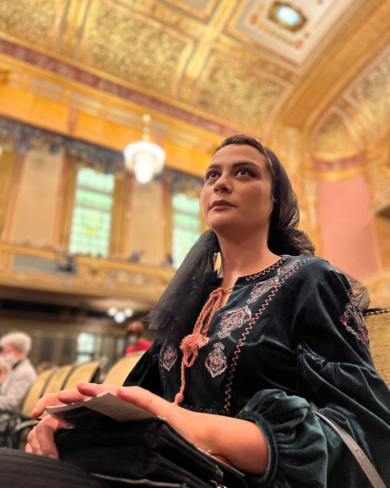 مارال فرجاد در خارج از کشور تیپ شیکی دارد.