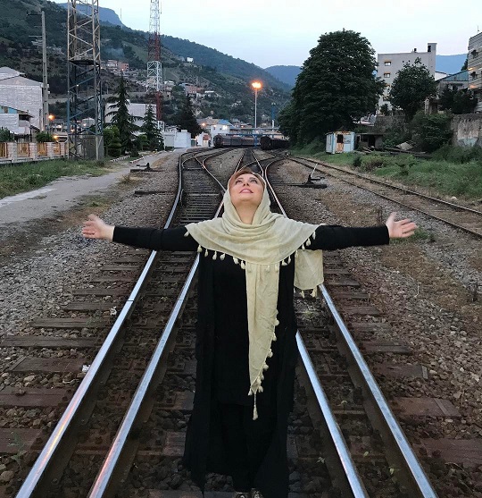 مکان پر خطر "نیوشا ضیغمی" برای ژست عکاسی/ تصویر مکان پر خطر "نیوشا ضیغمی" برای ژست عکاسی/ تصویر