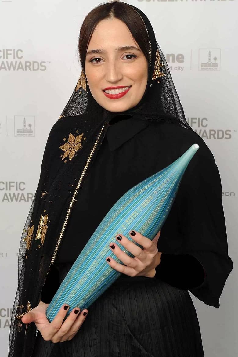 نگار جواهریان با لباس محلی ایرانی در خارج عکس گرفته است.