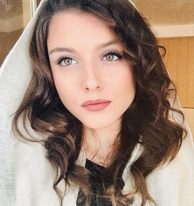 فاطمه مسعودی فر با تم سفید عکس جذابی گرفته است.