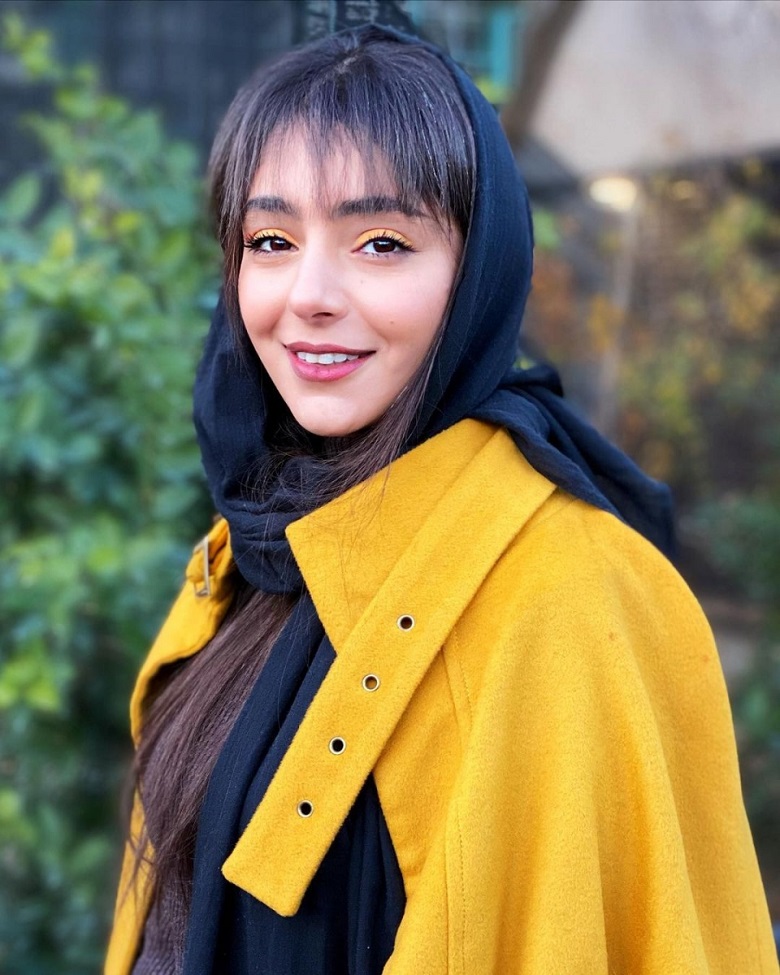 هستی مهدوی فر موهایش چتری شده است.