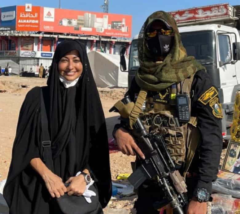 نفیسه روشن با یک مرد عراقی عکس گرفته است.