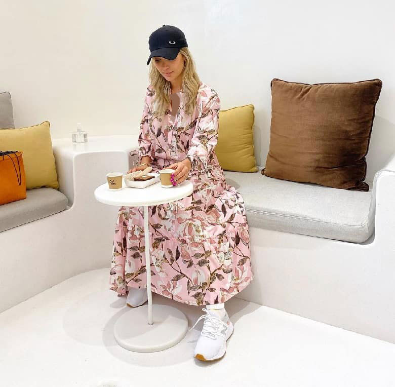 مینا مختاری همسر بهرام رادان لباس سرهمی پوشیده است. مینا مختاری همسر بهرام رادان لباس سرهمی پوشیده است.