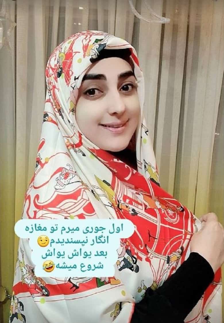 ستاره سادات قطبی محجبه هنگام انتخاب روسری قر و فر داشت. ستاره سادات قطبی محجبه هنگام انتخاب روسری قر و فر داشت.