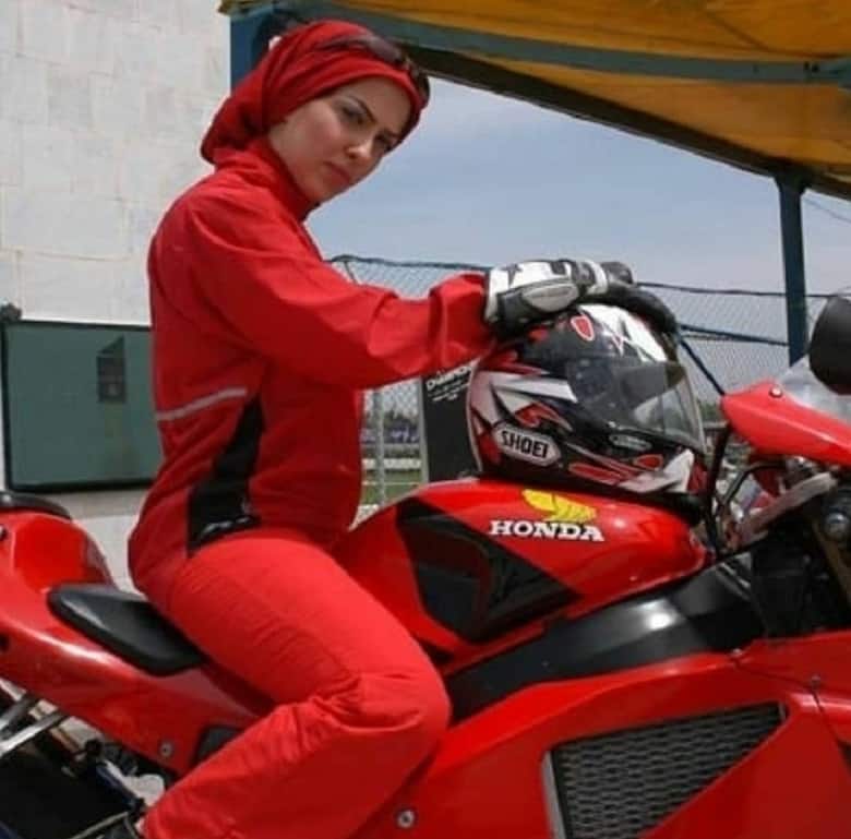 لیلا اوتادی موتورسوار حرفه‌ای شده است.