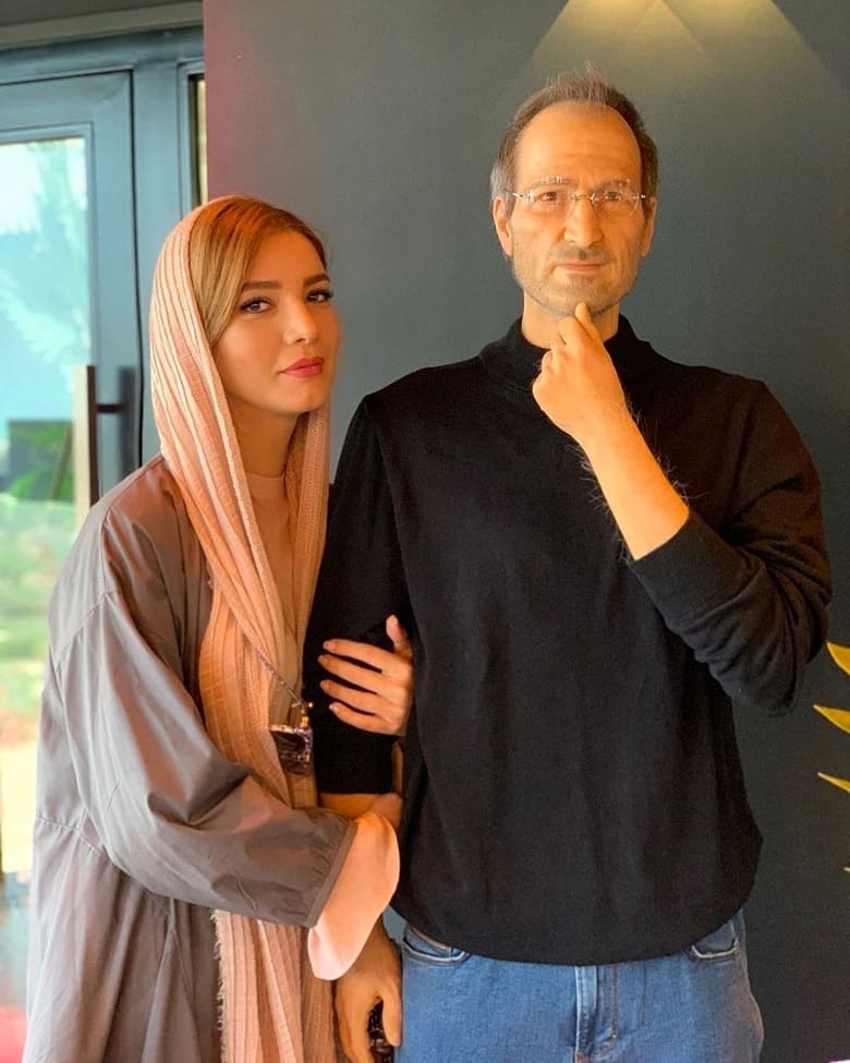 متین ستوده مرد مشهور در آغوش گرفته است.