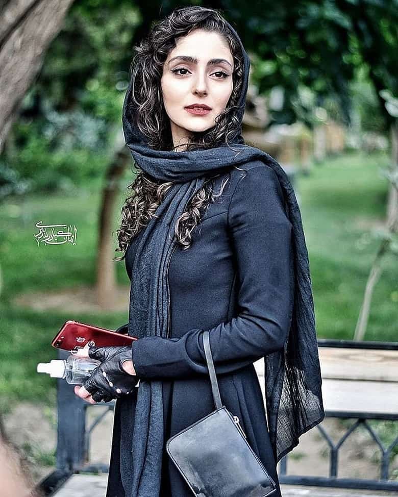 هستی مهدوی فر چتری در برابر هستی مهدوی فر فرفری قرار گرفته است.