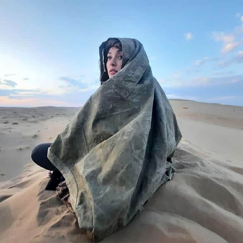 آناهیتا درگاهی از سرمای کویر پناه برده است.