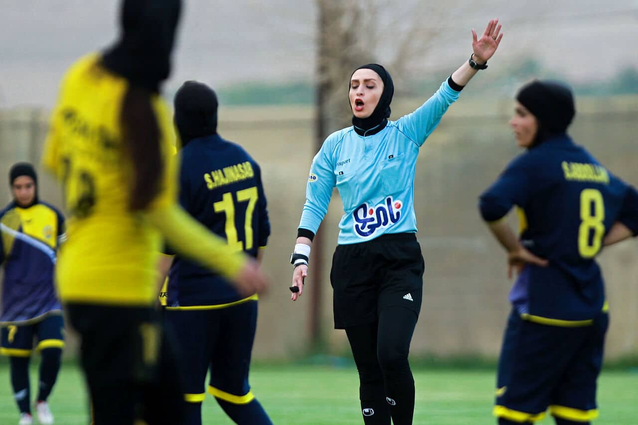 داور زن ایرانی در زمین فوتبال