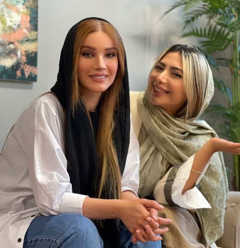 متین ستوده در کنار دوستانش خنده‌های از ته دل می‌زند.