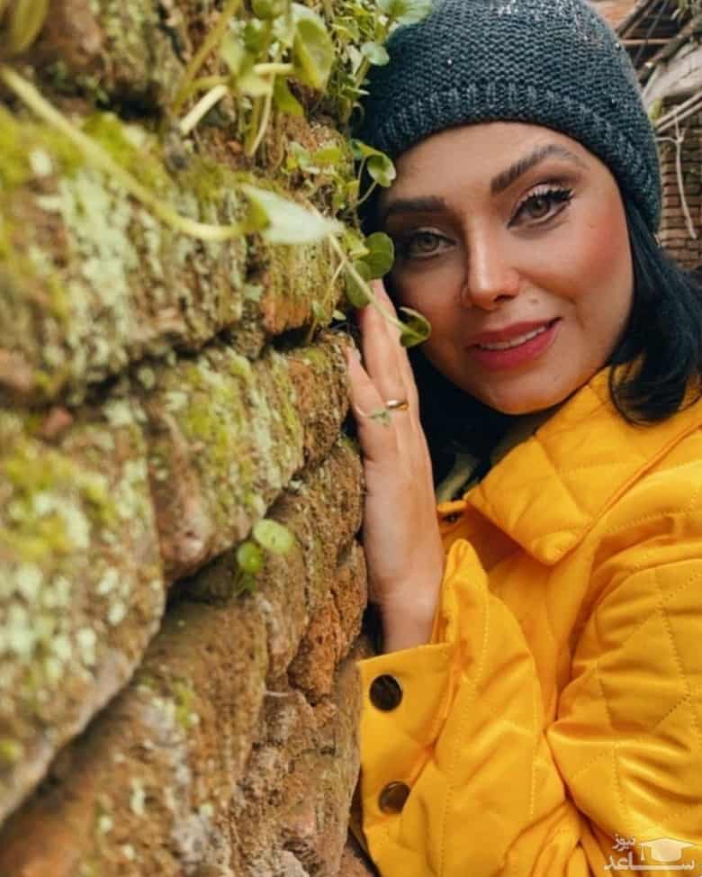 صبا راد با فیگوری خاص تیپ زمستانی زده است.