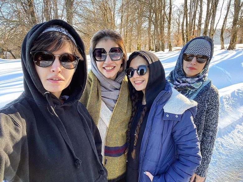 پردیس احمدیه و رفقا گشت و گذار برفی کردند.