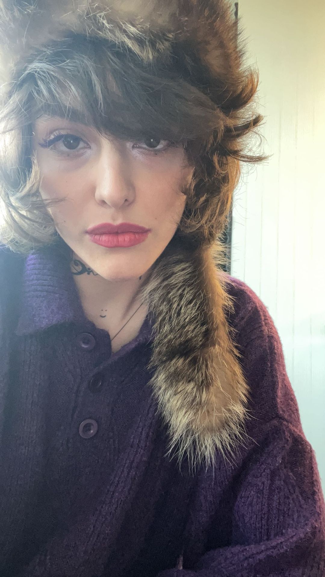 این کلاهِ پوست حیوانی عجیب ریحانه پارسا، بلوا به پا کرد! این کلاهِ پوست حیوانی عجیب ریحانه پارسا، بلوا به پا کرد!