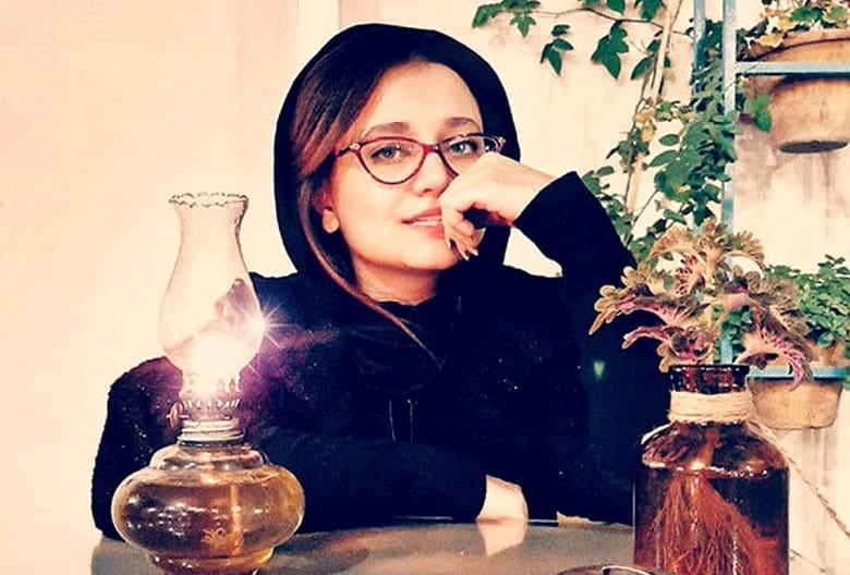 مهتاب جامی در واقعیت روی دست مهشید جوادی بلند شده است.