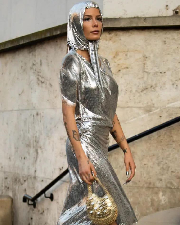 کولاک تیپ باحجاب خواننده زن جهانی در هفته مد پاریس/ تصاویر کولاک تیپ باحجاب خواننده زن جهانی در هفته مد پاریس/ تصاویر