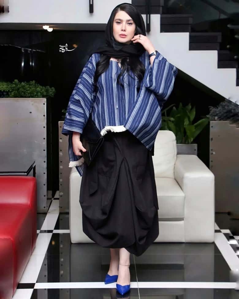 نازنین کریمی شلوار سندبادی پوشیده است.