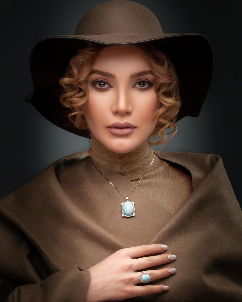 متین ستوده با کلاه و موهای فرفری تیپ اروپایی زده است.