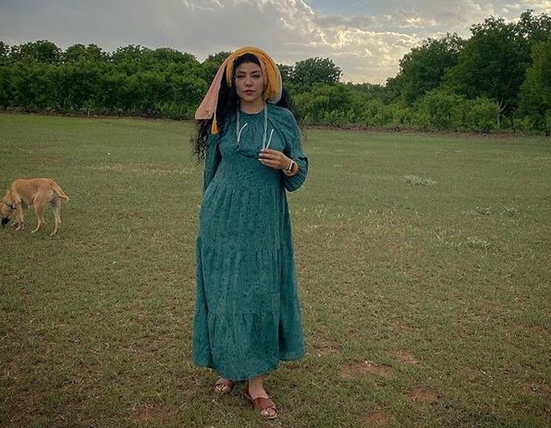 پریچهر قنبری با لباس راحت در دشت و دمن حضور یافته است.