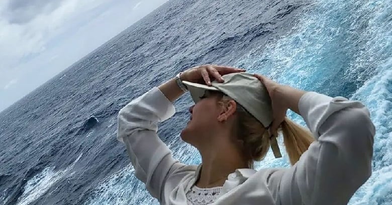 مهناز افشار وسط دریا عشق و حال کرده است.