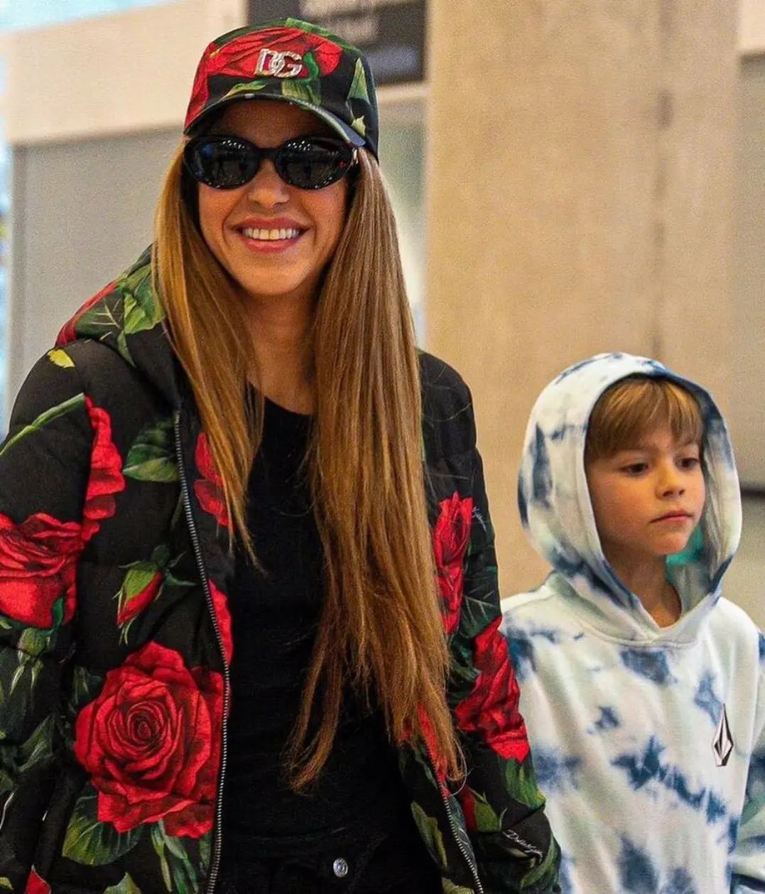 تصاویر جدیدی از شکیرا همراه پسرانش ساشا و میلان را ببینید که از بارسلونا وارد فرودگاه جان اف کندی نیویورک شدند و طرفداران شکیرا با او سلفی گرفتند. تصاویر جدیدی از شکیرا همراه پسرانش ساشا و میلان را ببینید که از بارسلونا وارد فرودگاه جان اف کندی نیویورک شدند و طرفداران شکیرا با او سلفی گرفتند.