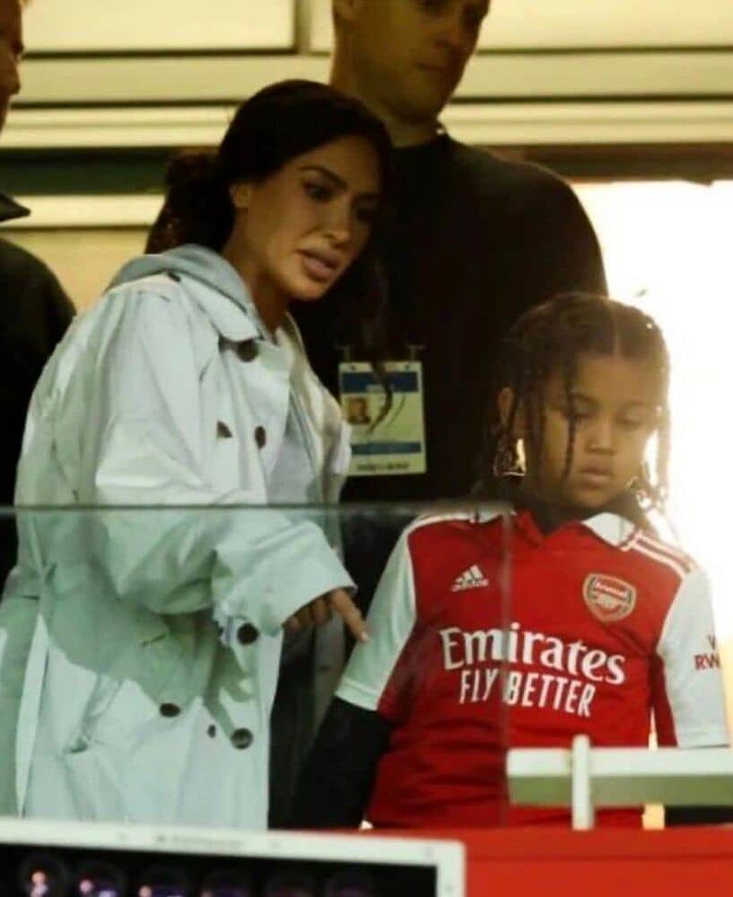 کیم کارداشیان و پسرش در ورزشگاه امارات