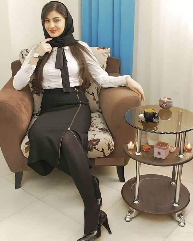 مریم مومن با دامن و کراوات و کفش پاشنه بلند دیده شده است.