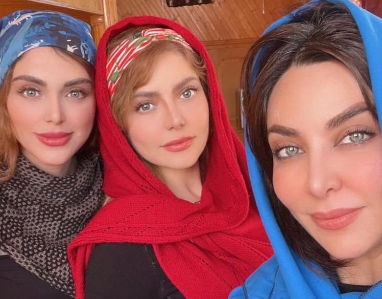 فقیهه سلطانی با خواهران زیبا و چشم رنگی‌اش عکس گرفته بود.