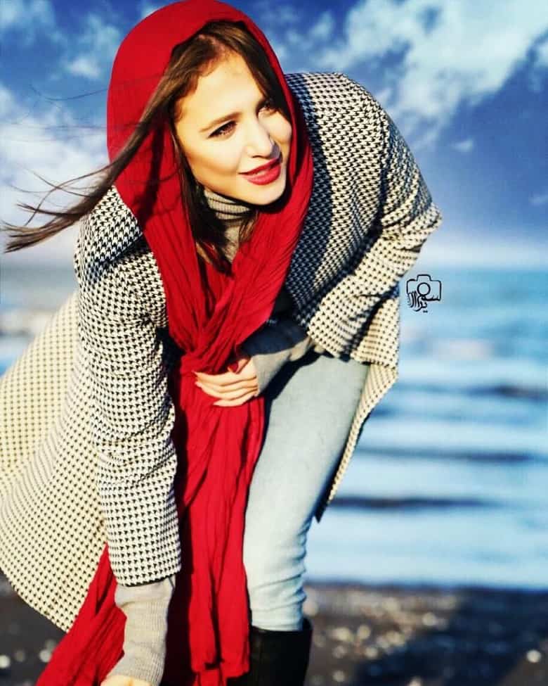 الناز حبیبی لب دریا ژست عجیب و غریبی گرفته است.
