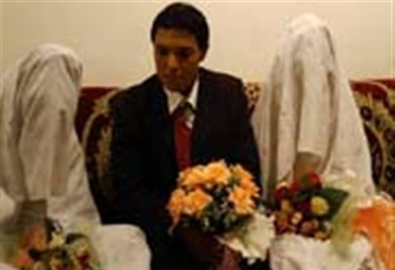 همسر اول برای جلوگیری از بودن شوهرش با زنان برایش زن گرفته است.
