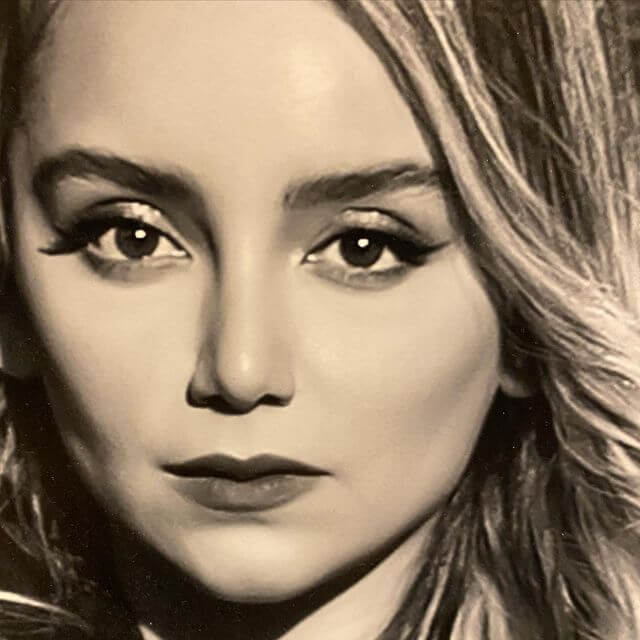 نازنین بیاتی زن کلاسیک شد.