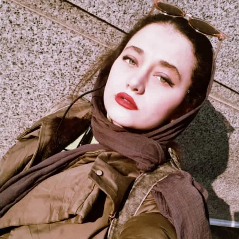 مهتاب جامی مژگان بچه مهندس در دنیای واقعی تیپ شیکی زده است.