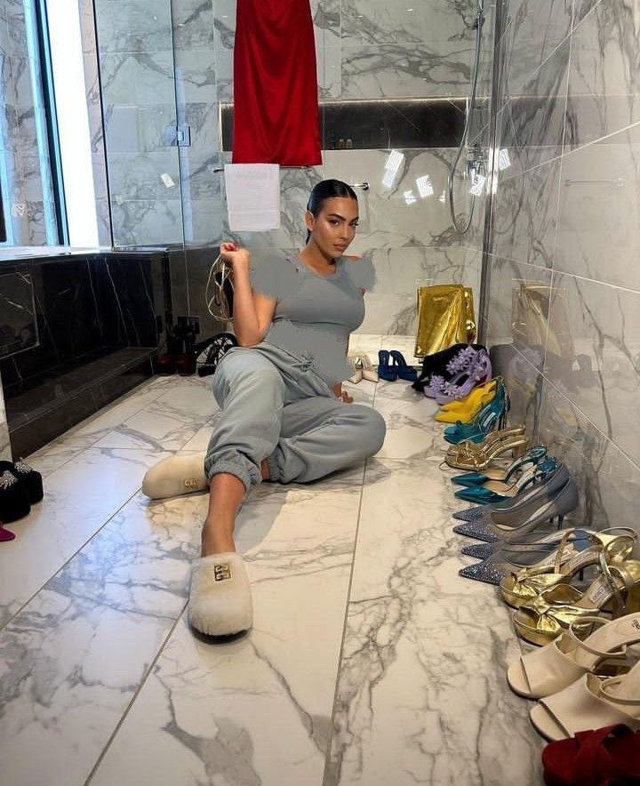 عکس/ رونمایی جورجینا از کلکسیون جدید کفش هایش در گوشه حمام