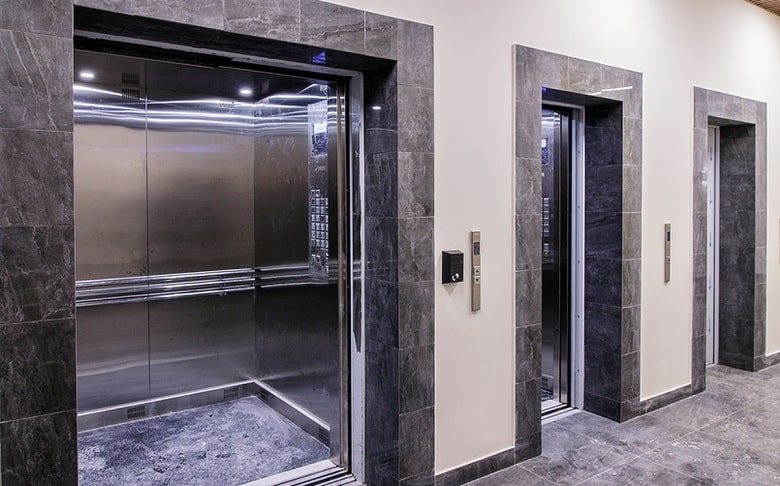 چرا در آسانسور آینه نصب می‌کنند؟