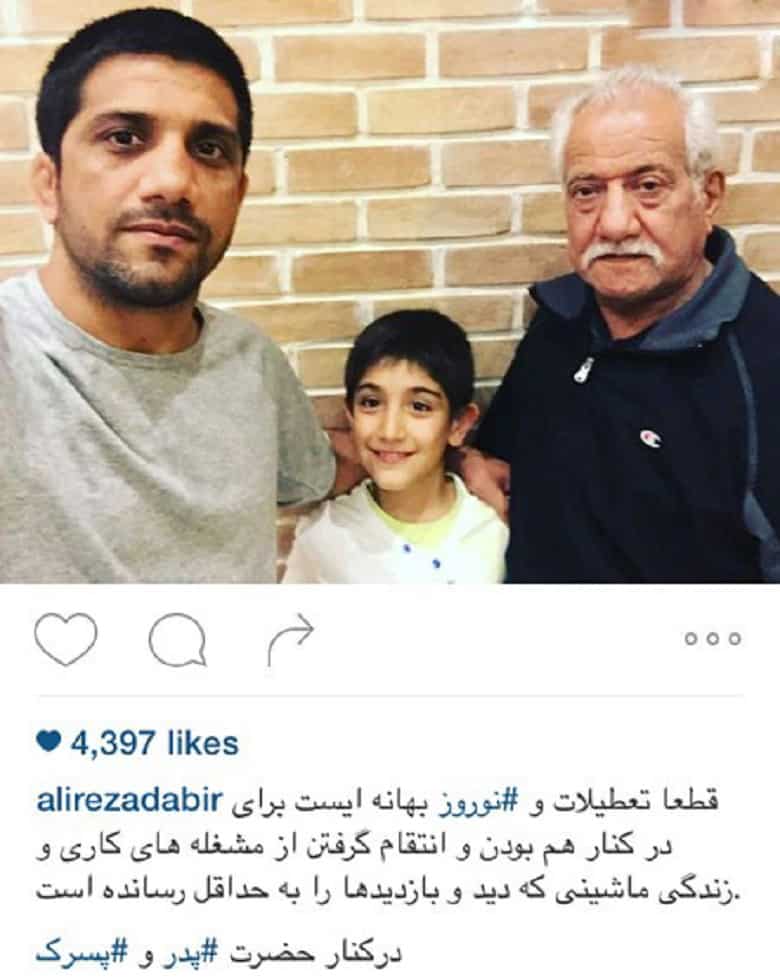 عکس/ حضور غمگین علیرضا دبیر در جمع خانوادگی‌شان
