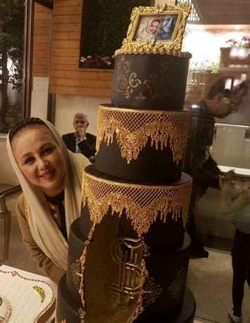 کیک تولد عجیب و بزرگ “بهنوش بختیاری” از ورقه های طلا/ عکس