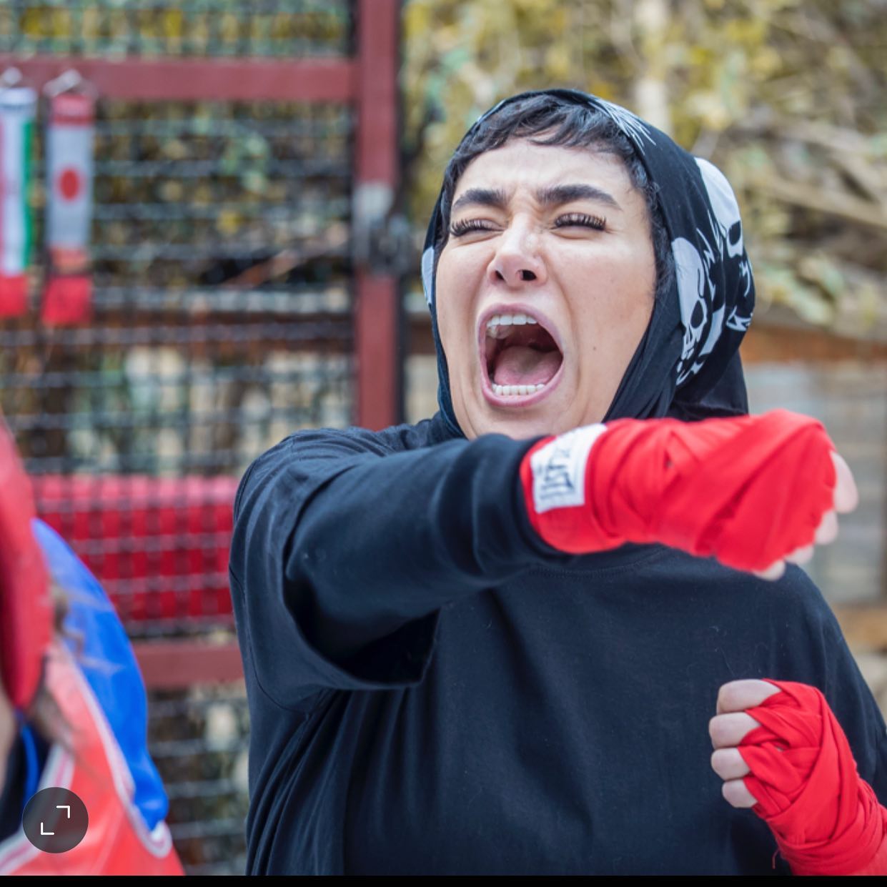 خانم بازیگر عصبی همه را تهدید به کتک کرد!+عکس خانم بازیگر عصبی همه را تهدید به کتک کرد!+عکس