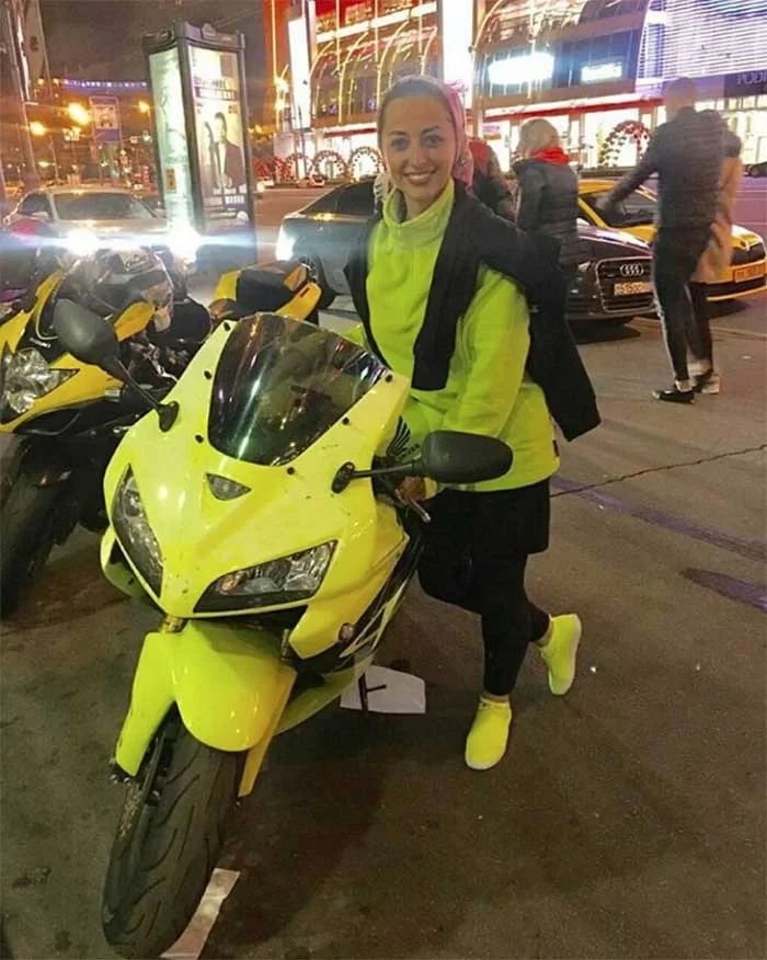 استایل عجیب نفیسه روشن در حال موتورسواری/ عکس