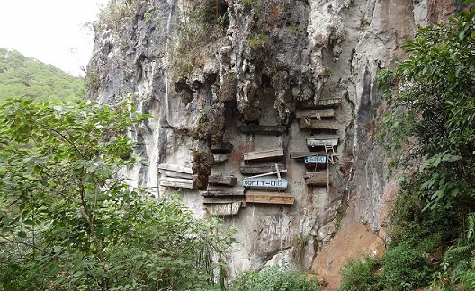 قبرستان ترسناکی که مردگان در آن آویزانند/ تصاویر